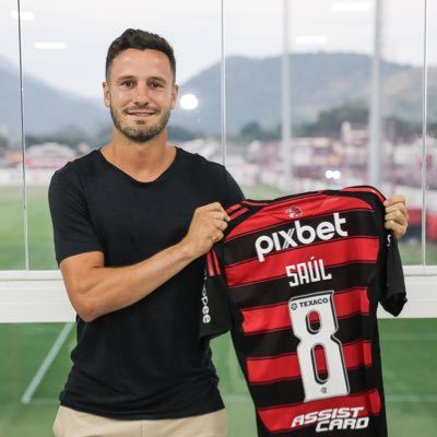 Saúl Ñíguez ficha por Botafogo y posa sonriente con la camiseta del club durante su presentación oficial en Brasil.